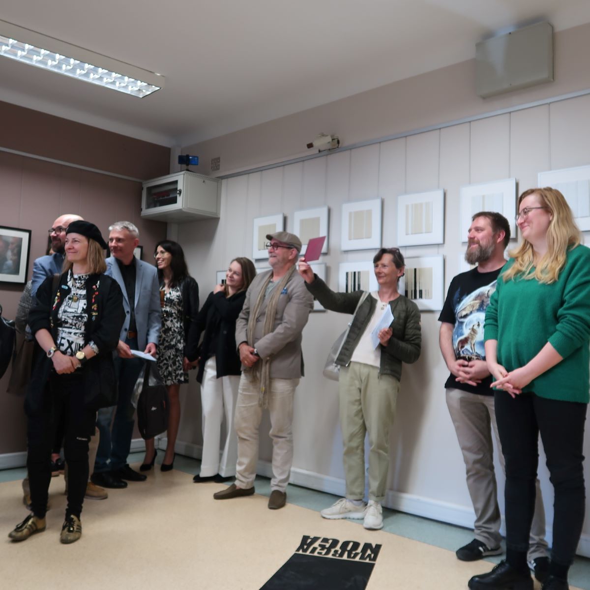 wystawa-noga-4 Grupa zwiedzających wystawę słucha prelegenta