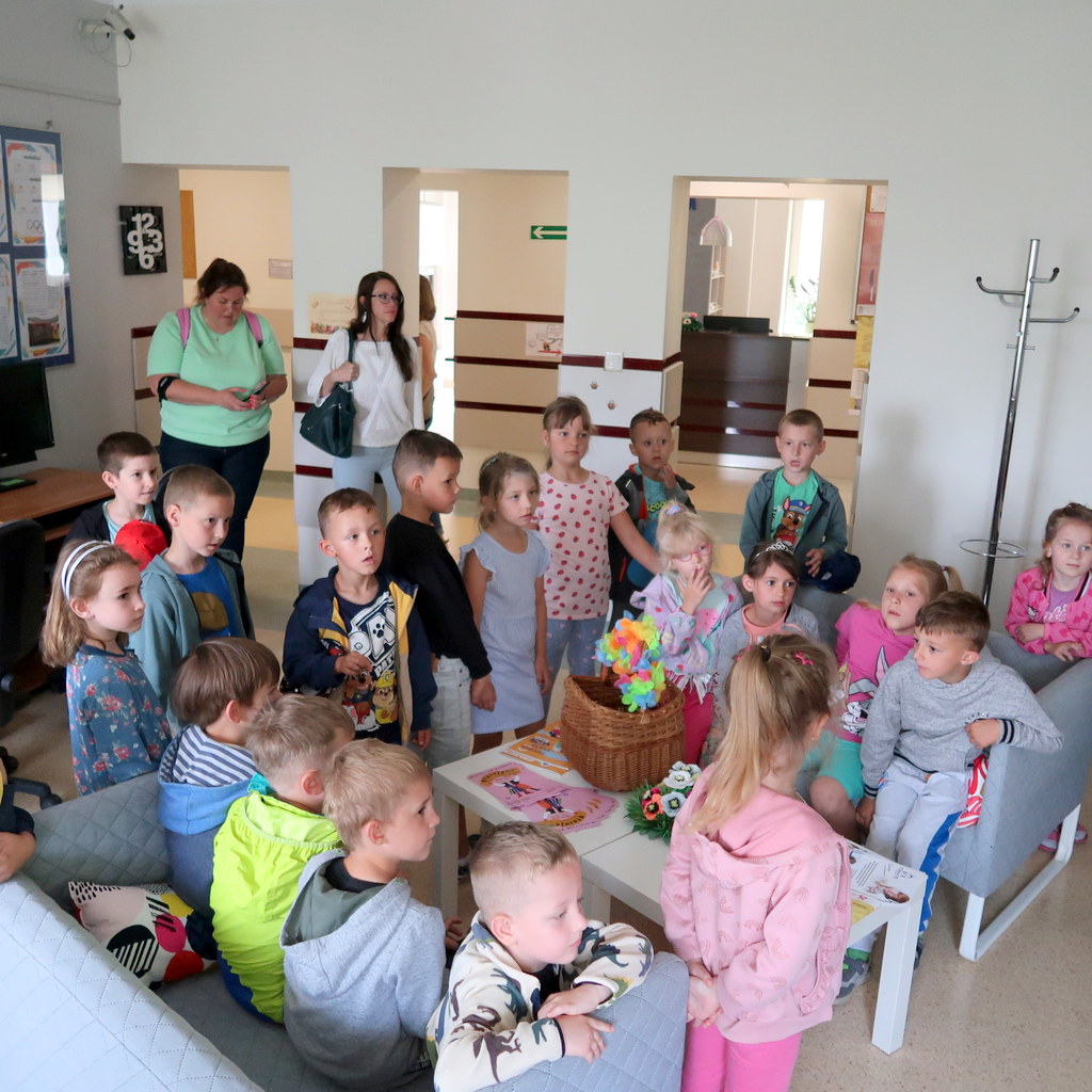 kolorowypotwor-2 Grupa dzieci gromadzi się w pomieszczeniu bibliotecznym