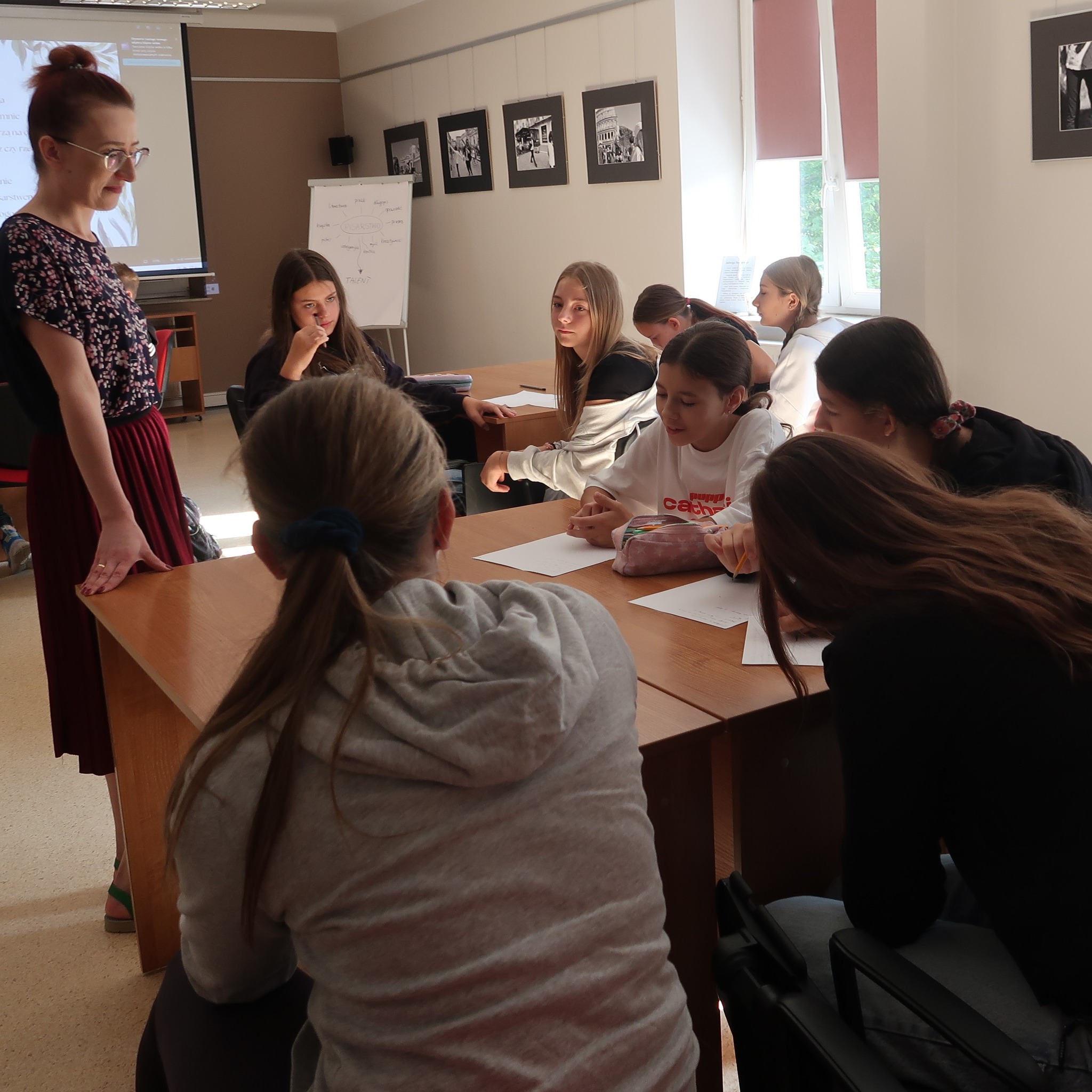 Prowadząca zajęcia wsłuchuje się w odpowiedzi uczestniczek zajęć