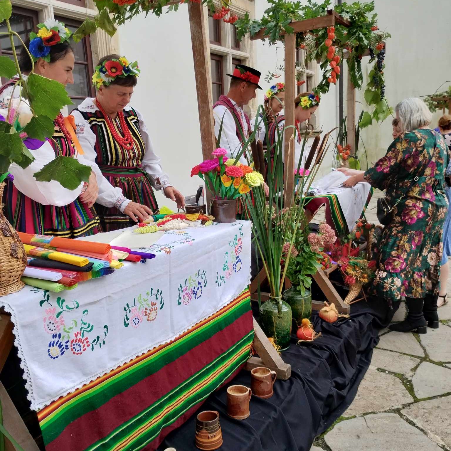 Stragany wystawowe Koła Gospodyń Wiejskich na zamku w Szydłowcu