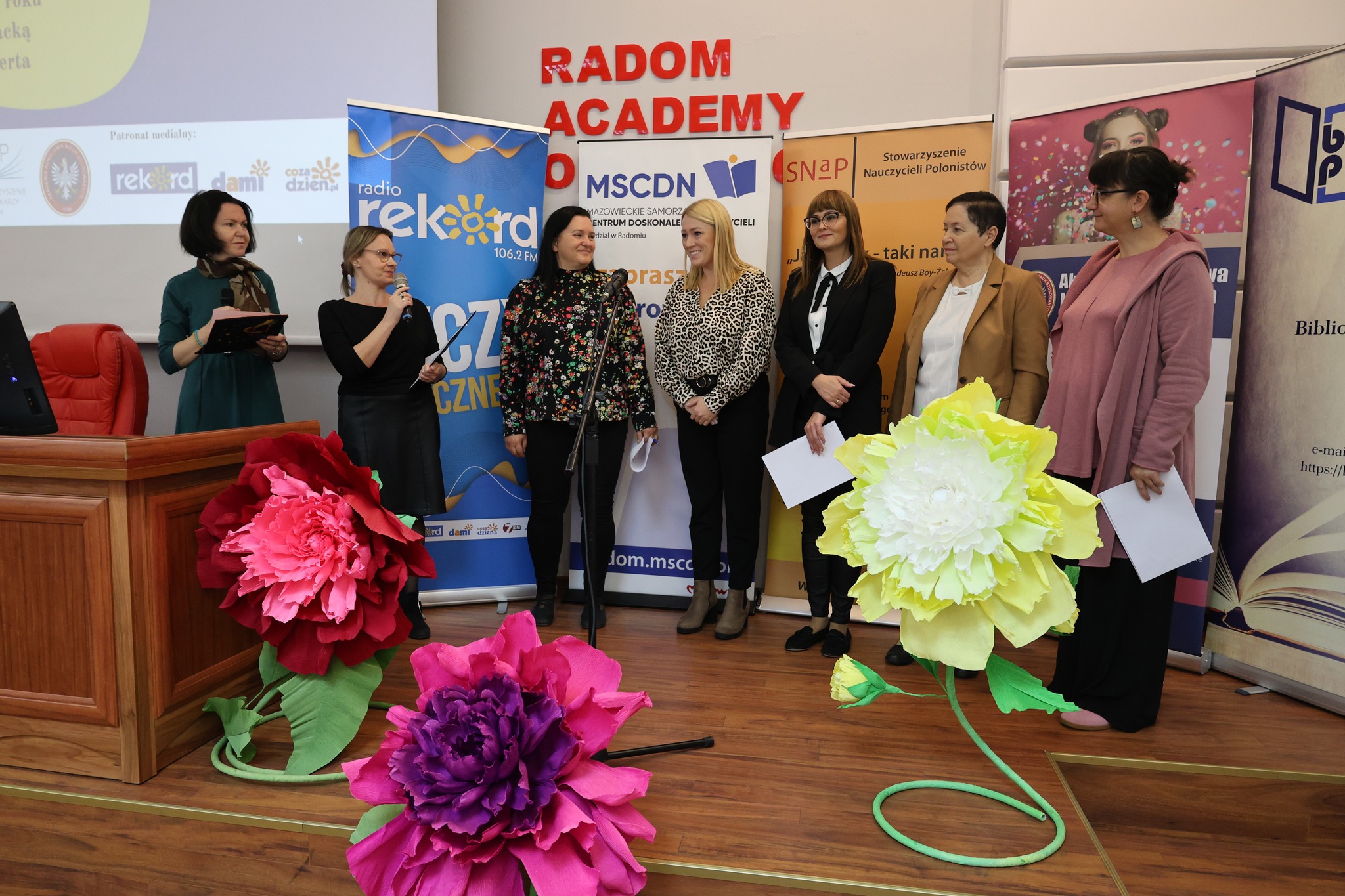 herbert-konkurs-4 Jury konkursu recytatorskiego pozują do zdjęcia grupowego