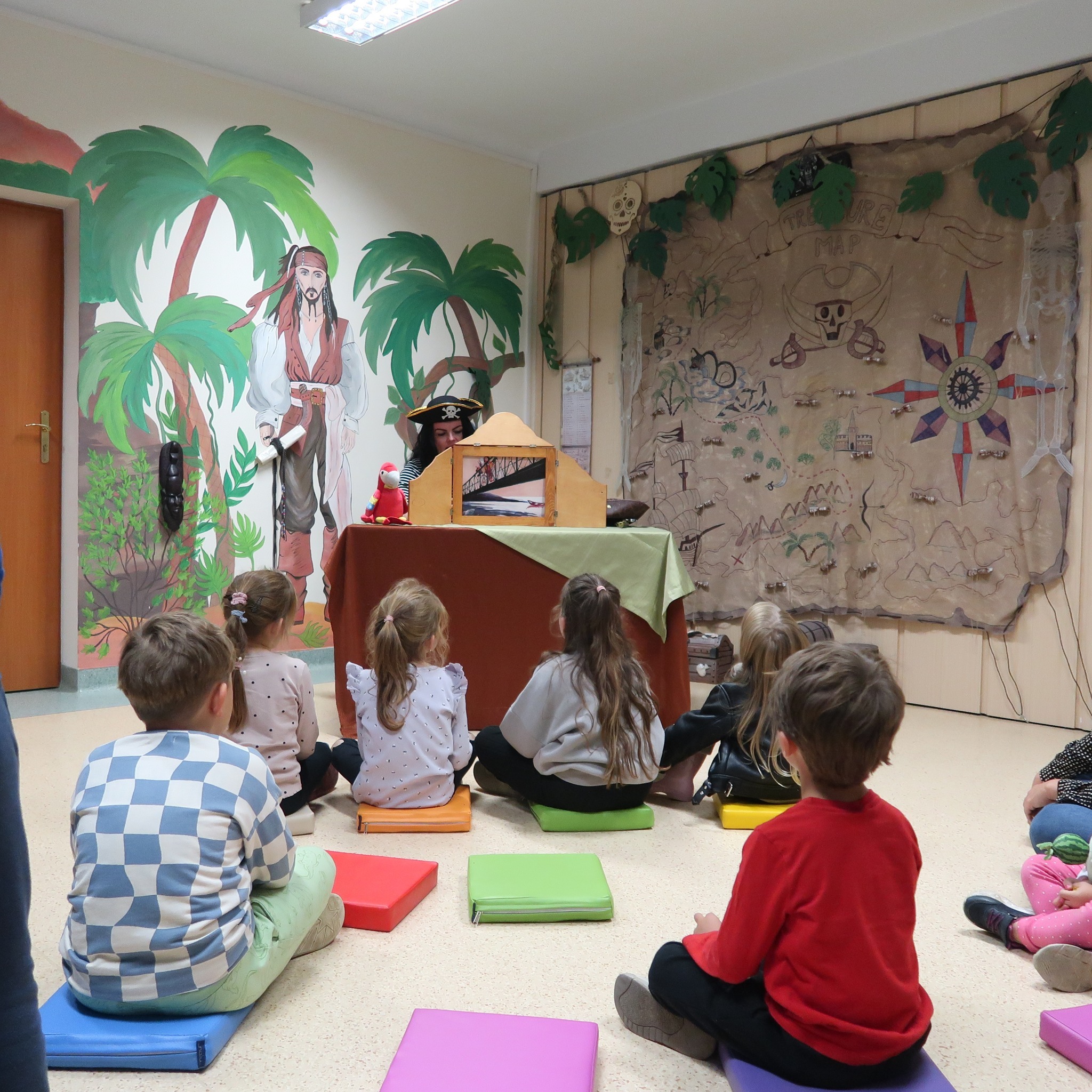 Dzieci słuchają opowiadania podczas Nocy Bibliotek