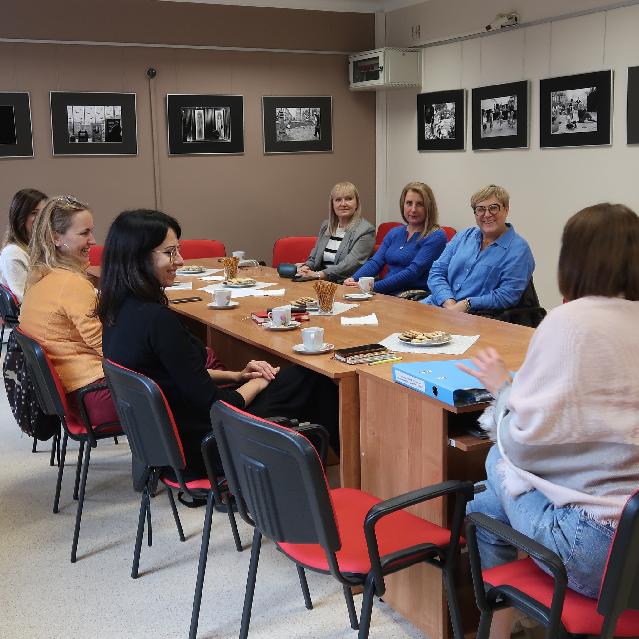 Młode bibliotekarki siedzą za stołem podczas zebrania