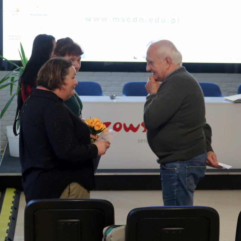 Dwie kobiety rozmawiają ze starszym mężczyzną podczas spotkania pt. "Piotrówka tu się zaczęło"