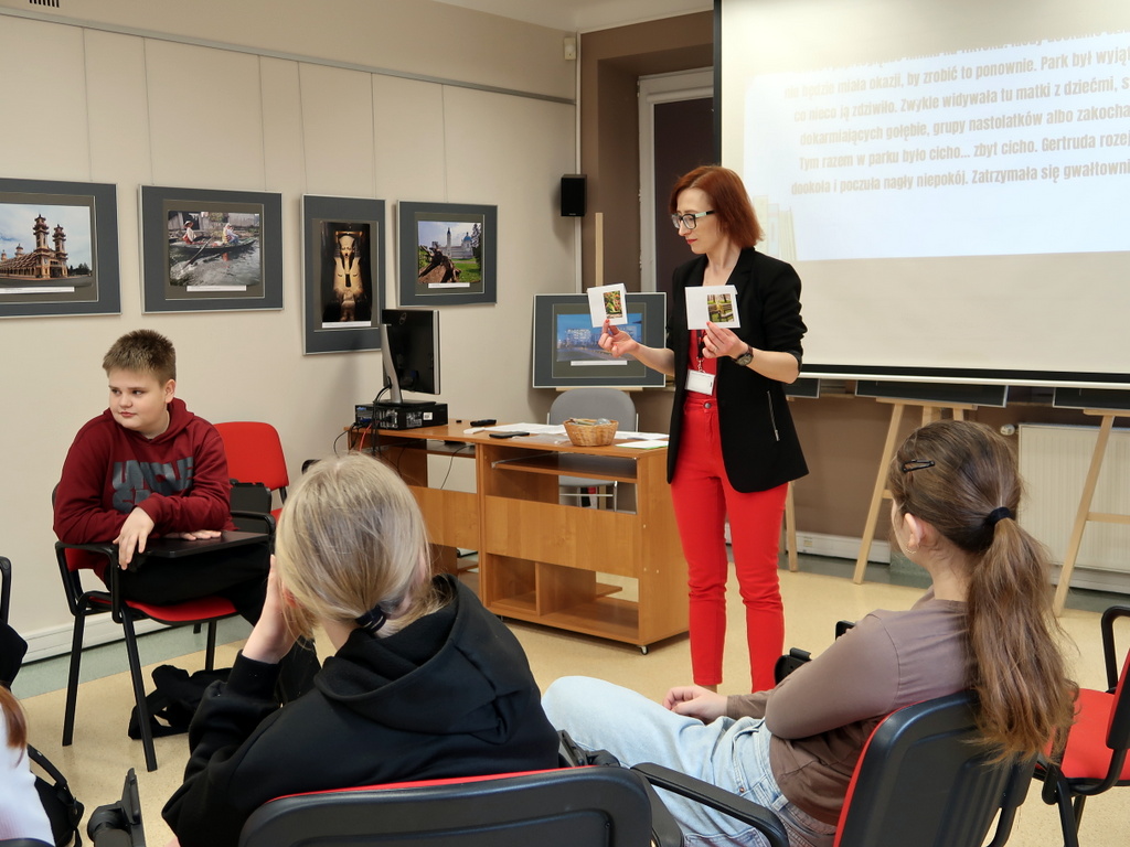 fotorelacja-14-03-5 zajęcia pod tytułem "Kreatywne pióro w bibliotece".