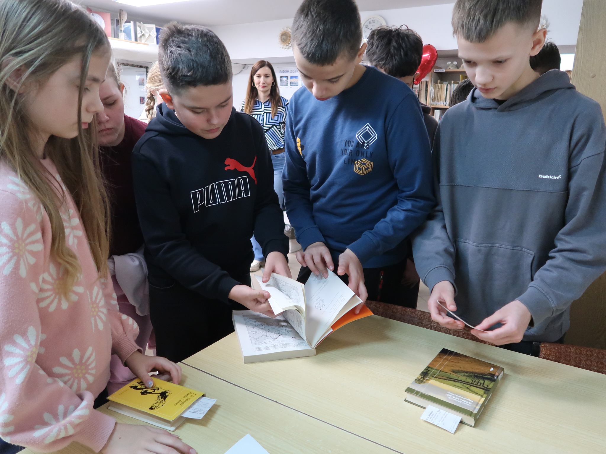 fotorelacja-14-03-6 Uczniowie podczas zajęć "rozGRYść bibliotekę".