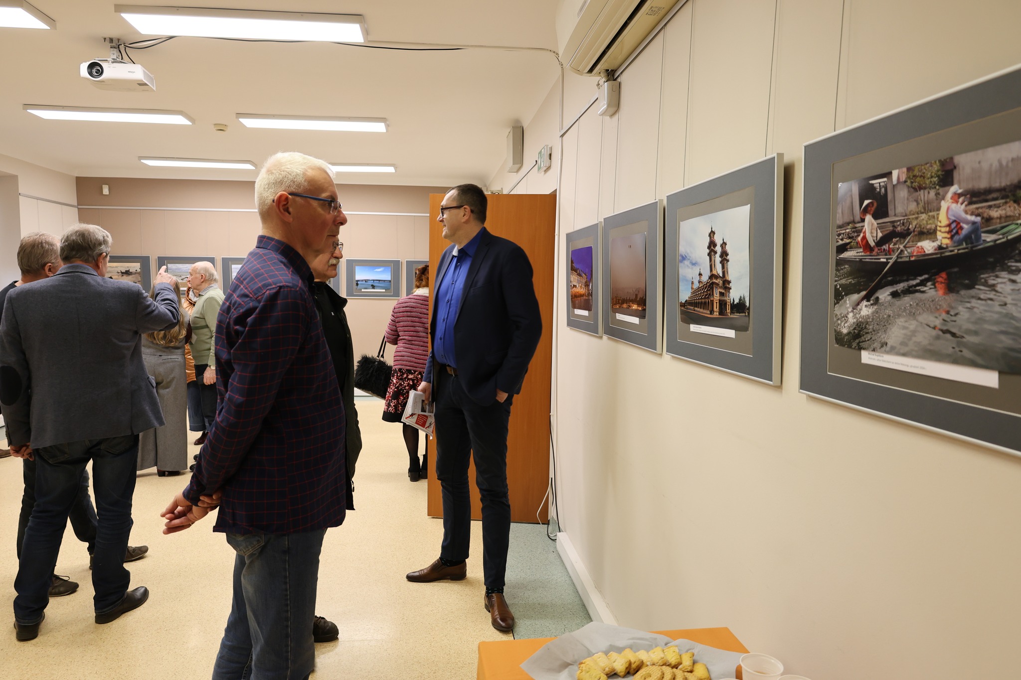 Wystawa fotografii" członków Klubu Fotografii Krajoznawczej PTTK "Łucznik".