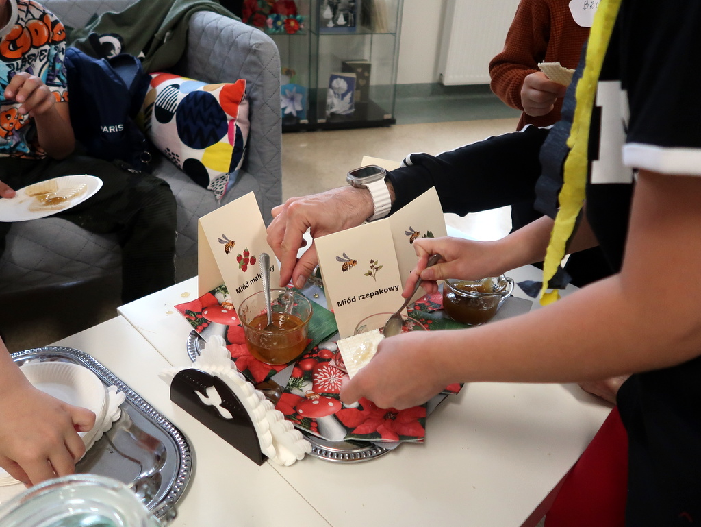 Pracowite pszczoły w bibliotece