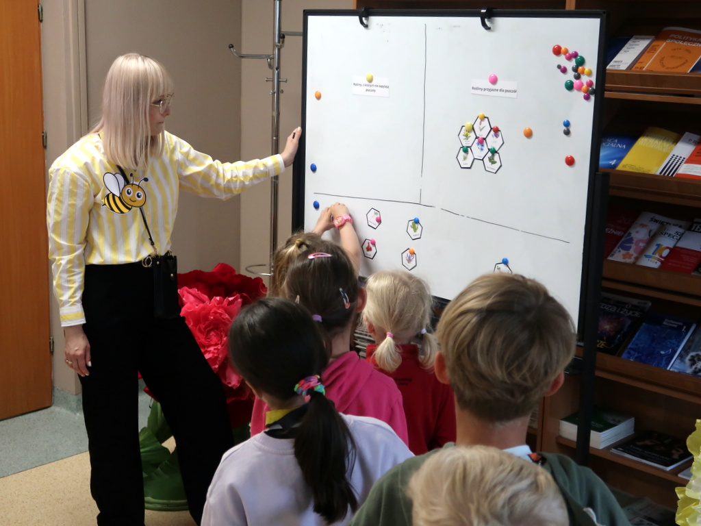 Pracowite pszczoły w bibliotece