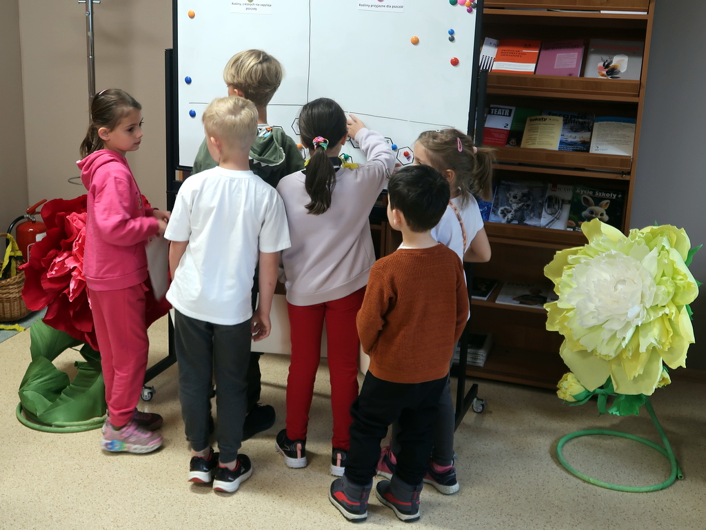 Pracowite pszczoły w bibliotece