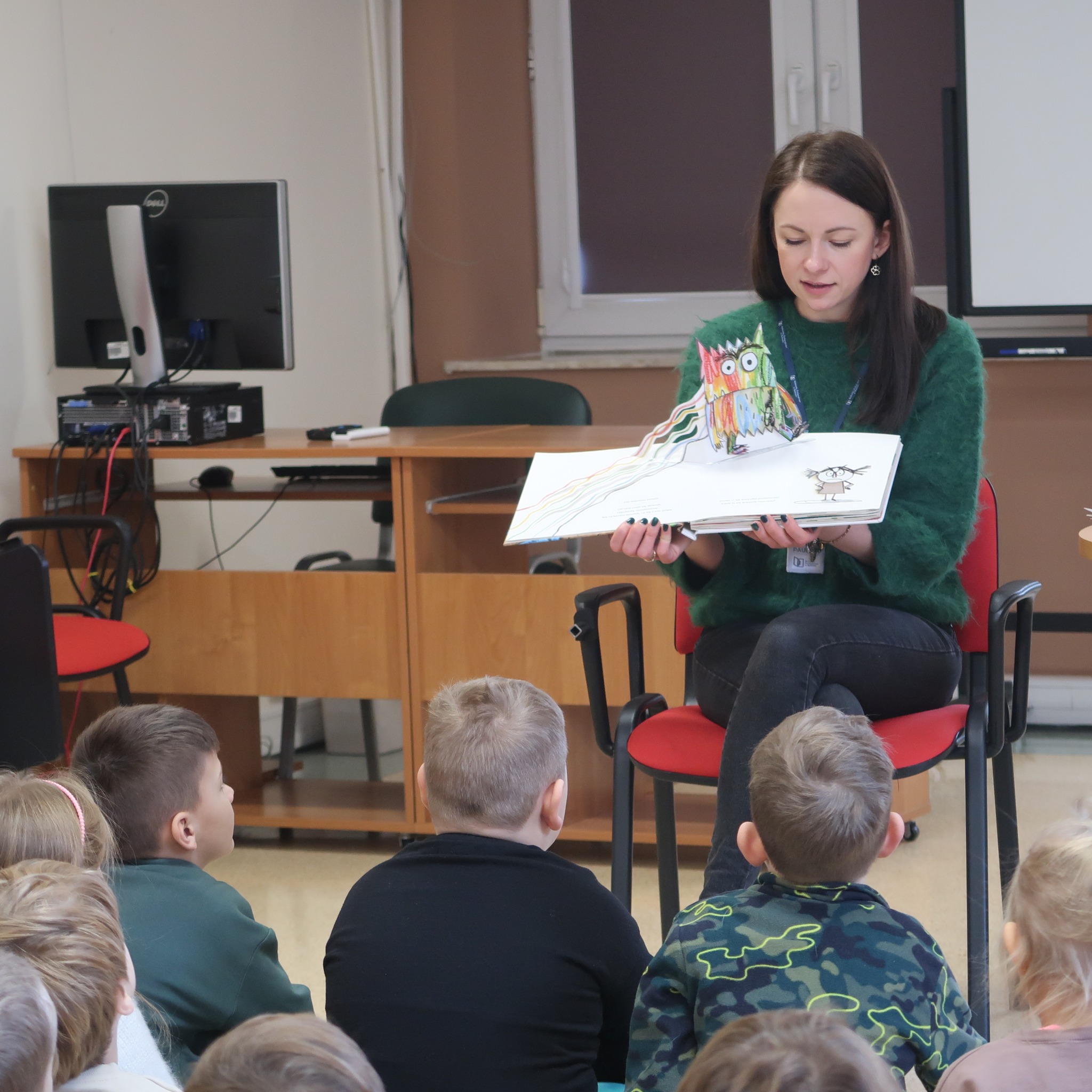 zajęcia w bibliotece "Spotkanie z Kolorowym Potworem"