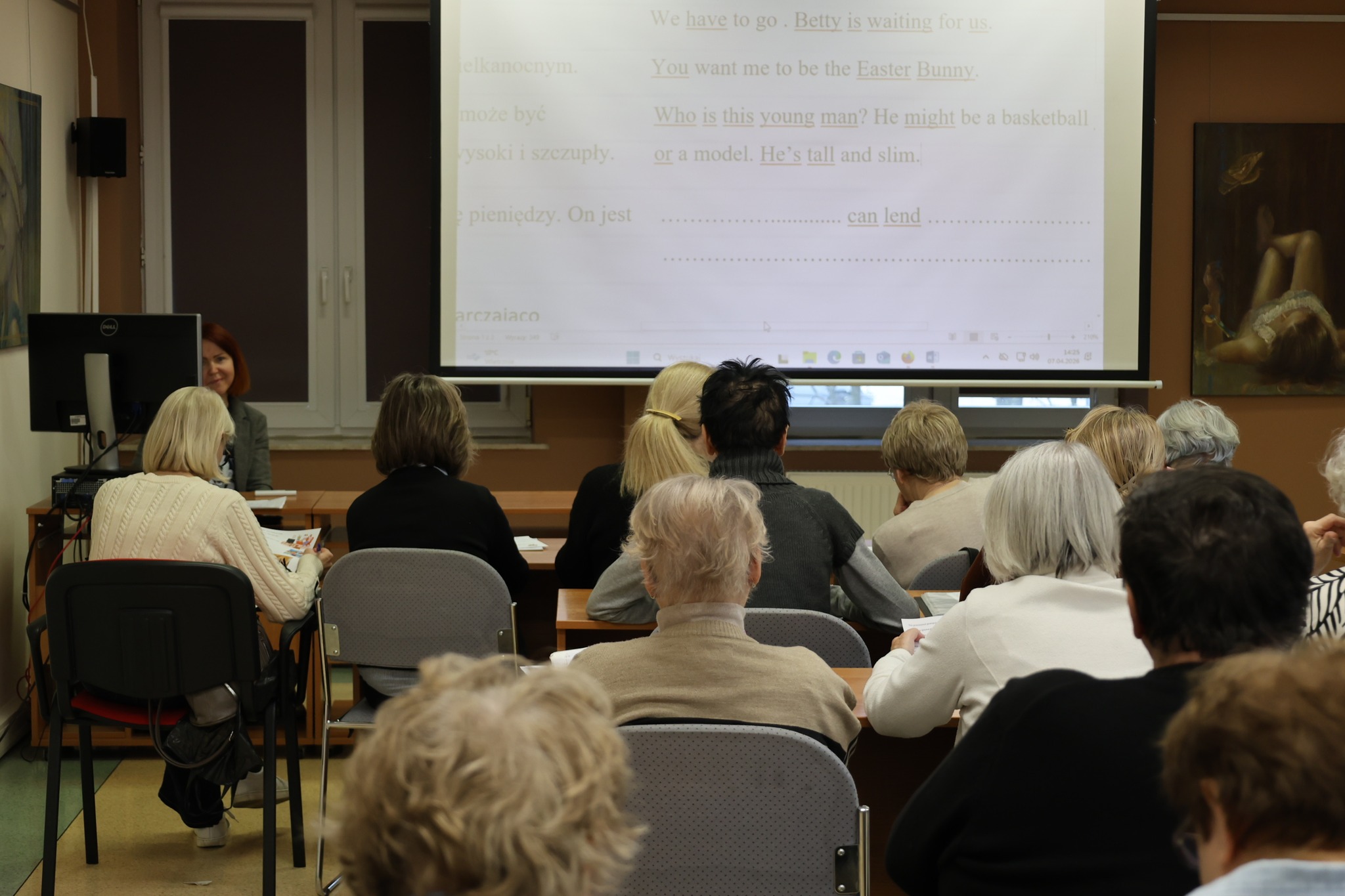 dorośli podczas zajęć "Filmowy angielski".
