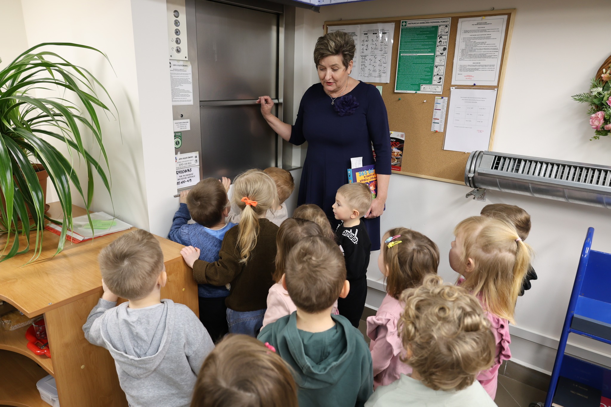 wizyta przedszkolaków w magazynie bibliotecznym